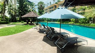 Relaxation area by the family pool
