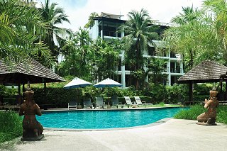 Relaxation area by the family pool