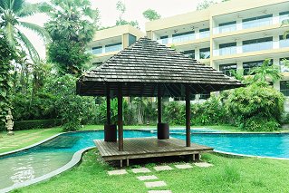 Relaxation area by the family pool