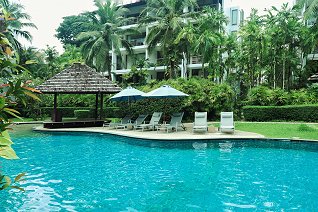 Relaxation area by the family pool
